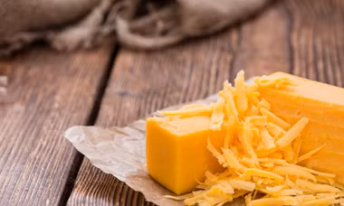 Sự thật bất ngờ về màu vàng như nghệ của phô mai