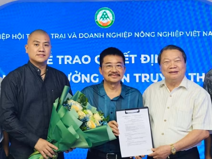 Ông Nguyễn Duy Lượng (bên phải) - Phó Chủ tịch thường trực và ông Nguyễn Tường Minh - Phó Tổng thư ký Hiệp hội Trang trại và Doanh nghiệp Nông nghiệp Việt Nam trao quyết định bổ nhiệm cho ông Vũ Tiến.