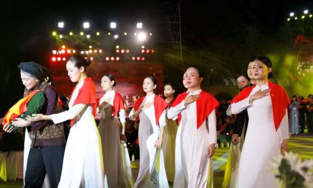 Hình ảnh xúc động từ cầu truyền hình Sao sáng dẫn đường 