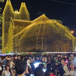 Đổ xô ra trung tâm TPHCM chiêm ngưỡng Nhà thờ Đức Bà 
