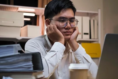 Vì sao ngủ đủ buổi đêm mà hôm sau vẫn buồn ngủ, uể oải và 3 cách khắc phục