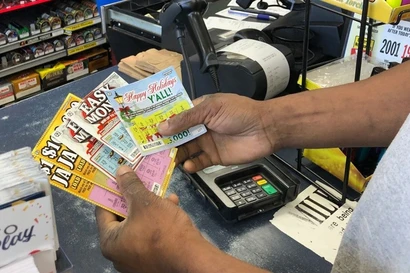 Liên tục nhìn thấy cùng một biển số xe, bác bảo vệ mua xổ số, trúng hơn 2 tỷ 