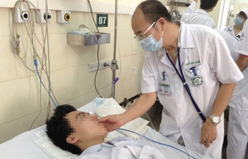 Khám cho bệnh nhân bị sốt xuất huyết tại BV Bệnh Nhiệt đới Trung ương. Ảnh: internet