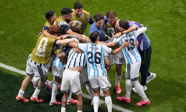Argentina ngược dòng kỳ vỹ vào tứ kết