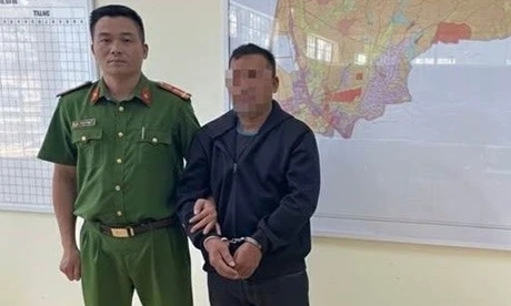 Bắt giữ kẻ đổ xăng đốt vợ và cháu sau cuộc nhậu ở Quảng Ngãi