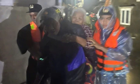 Bất an vì triều cường tấn công, xuyên đêm sơ tán người già, trẻ nhỏ