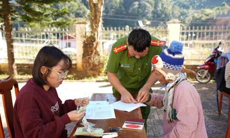 Hơn 178.000 người dân ở Quảng Ngãi được nhận quà Tết của Đảng, Nhà nước