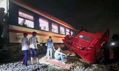 Khởi tố vụ xe container cố tình vượt rào chắn bị tàu hỏa tông gãy đôi