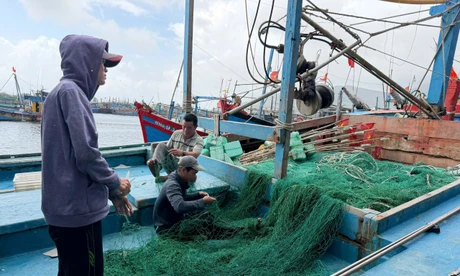 Bất ngờ với cách ngư dân miền Trung ứng phó trước giá dầu tăng cao 