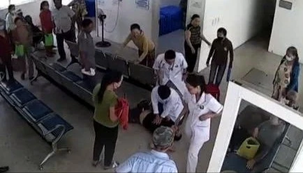 Video: Khoảnh khắc nghẹt thở cứu người đàn ông ngưng tim đột ngột khi đang ngồi chờ khám bệnh