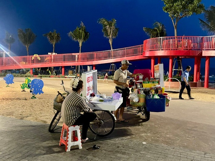 Hàng rong, kẹo kéo cũng chạy vào công viên bán