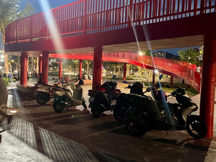 Xe máy dựng thành hàng ngay dưới điểm check-in được nhiều người yêu thích