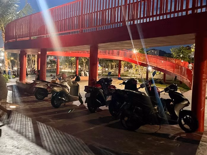 Xe máy dựng thành hàng ngay dưới điểm check-in được nhiều người yêu thích