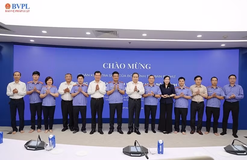 Chủ tịch Quốc hội Trần Thanh Mẫn cùng thành viên trong Đoàn Kiểm tra, giám sát số 11 của Bộ Chính trị tại Trung tâm điều hành thông minh của ngành Kiểm sát nhân dân.
