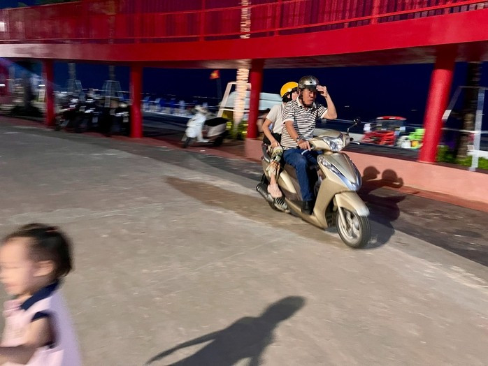 Đang vui đùa trong công viên, có em bé khoảng 3 tuổi phải bỏ chạy khi xe máy lao tới gần