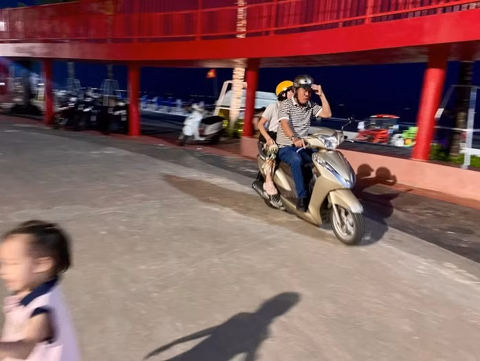 Đang vui đùa trong công viên, có em bé khoảng 3 tuổi phải bỏ chạy khi xe máy lao tới gần