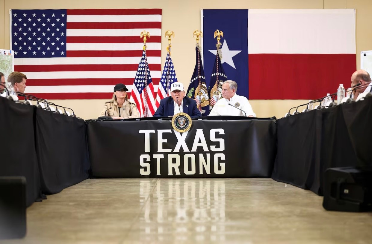 Tổng thống Mỹ Donald Trump làm việc với quan chức Texas về trận lũ lụt. (Ảnh: Reuters) img-9319.jpg