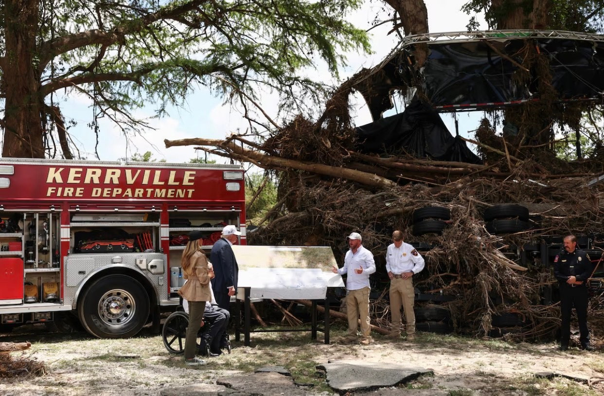 Tổng thống Mỹ Donald Trump làm việc với lực lượng cứu hộ Texas. (Ảnh: Reuters) img-9321.jpg