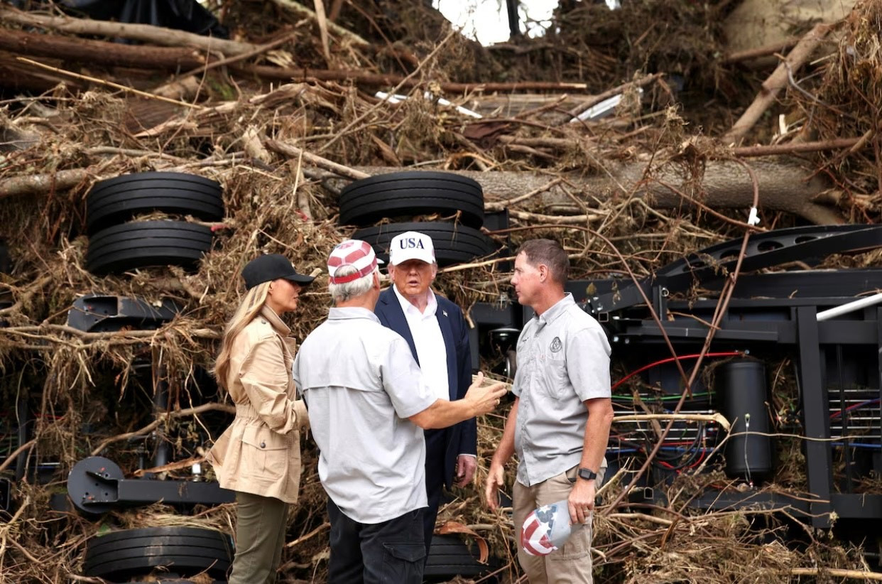 Tổng thống Mỹ Donald Trump thăm nơi lũ quét ở Texas. (Ảnh: Reuters) img-9323.jpg