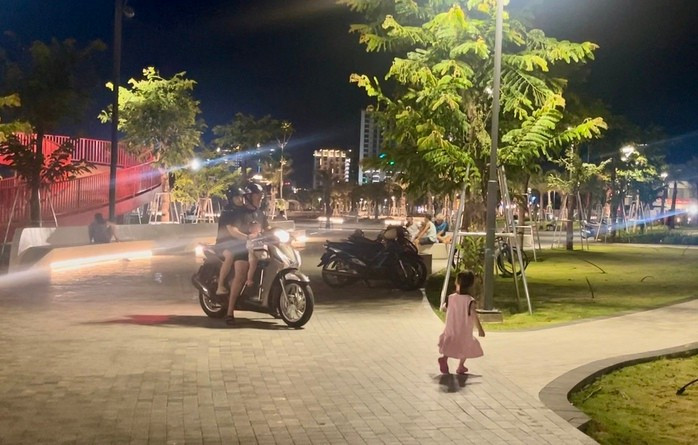 Trẻ nhỏ đang chạy nhảy, giật mình vì tiếng xe máy tới gần