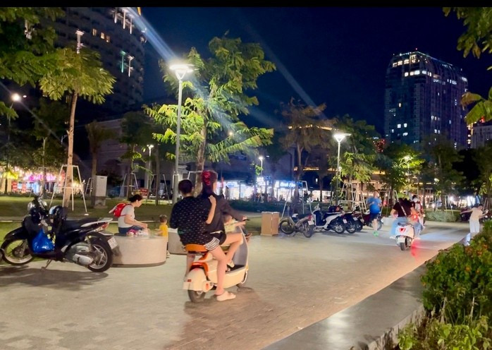 Xe máy dựng la liệt trong công viên, đường bên trong công viên bị xe máy, xe máy điện, xe đạp điện chiếm dụng