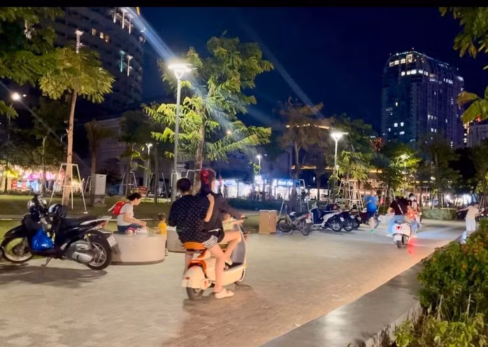 Xe máy dựng la liệt trong công viên, đường bên trong công viên bị xe máy, xe máy điện, xe đạp điện chiếm dụng