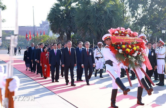 Tổng Bí thư Tô Lâm; Thủ tướng Phạm Minh Chính; Chủ tịch Quốc hội Trần Thanh Mẫn đến đặt vòng hoa tưởng niệm tại Đài tưởng niệm các chiến sỹ vô danh. (Ảnh: Dương Giang/TTXVN)