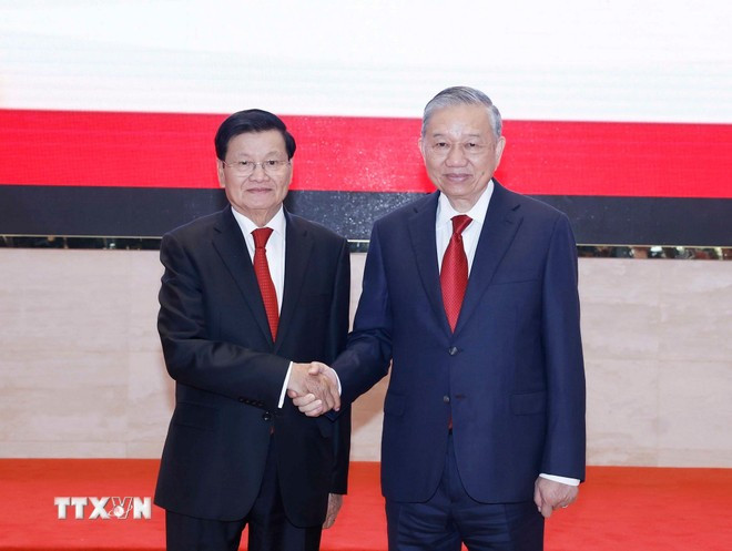 Tổng Bí thư Tô Lâm và Tổng Bí thư, Chủ tịch nước Lào Thongloun Sisoulith chủ trì Hội nghị thông báo kết quả Đại hội đại biểu toàn quốc lần thứ XIV của Đảng Cộng sản Việt Nam. (Ảnh: Thống Nhất/TTXVN)