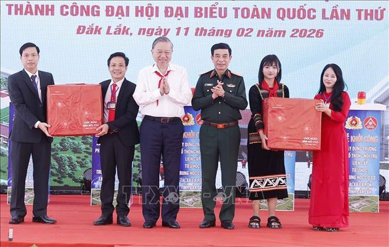 Tổng Bí thư Tô Lâm tặng quà cho xã Ea Rốk và nhà trường. Ảnh: TTXVN