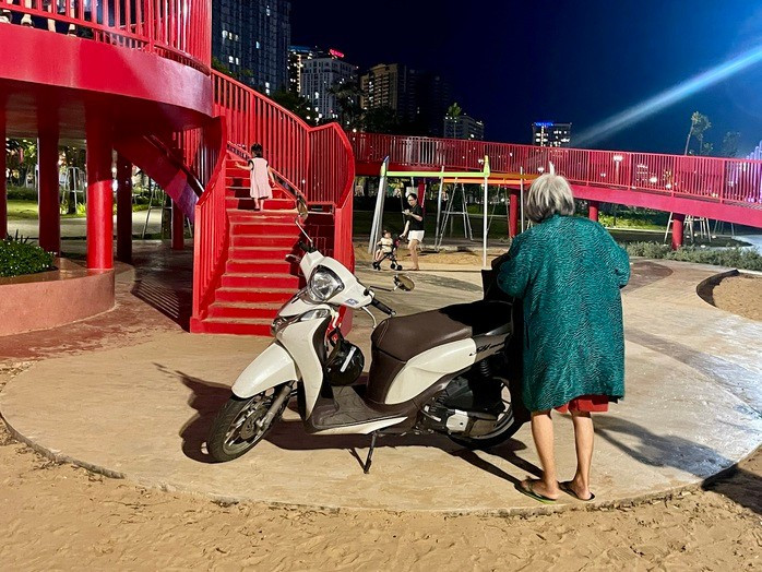 Người dân đi tắm biển, chạy xe thẳng vào công viên cho tiện