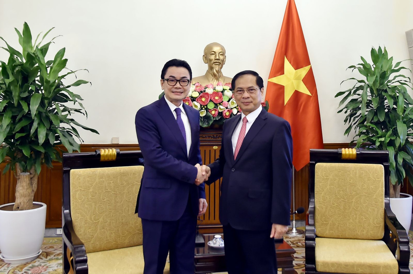 Phó Thủ tướng, Bộ trưởng Ngoại giao Bùi Thanh Sơn tiếp Quốc vụ khanh Bộ Ngoại giao và Hợp tác quốc tế Campuchia Ung Rachan. Ảnh: Mofa pttg-btng-tiep-qvk-cpc-2.jpg