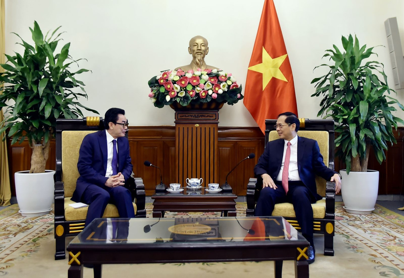 Phó Thủ tướng, Bộ trưởng Ngoại giao Bùi Thanh Sơn tiếp Quốc vụ khanh Bộ Ngoại giao và Hợp tác quốc tế Campuchia Ung Rachan. Ảnh: Mofa pttg-btng-tiep-qvk-cpc.jpg