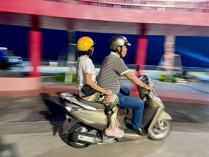 Người dân chạy xe máy vào ngay trong khu vui chơi của trẻ em