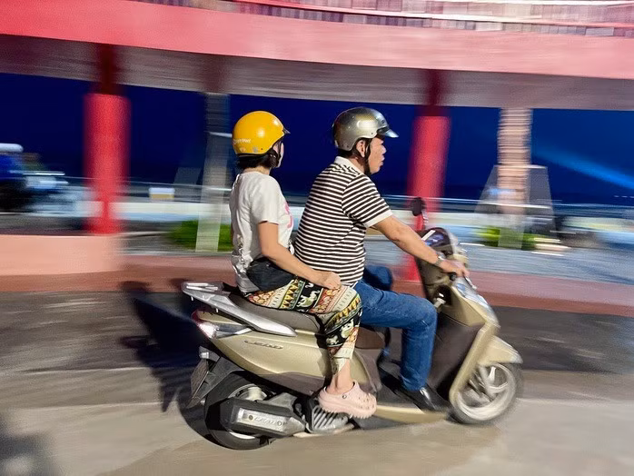Người dân chạy xe máy vào ngay trong khu vui chơi của trẻ em