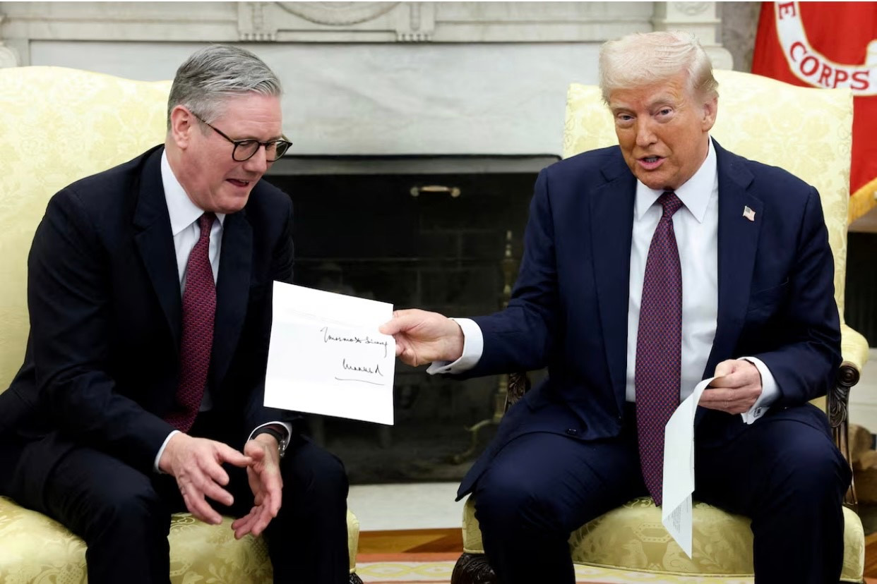 Thủ tướng Anh Keir Starmer trao thư của Vua Charles gửi Tổng thống Mỹ Donald Trump. (Ảnh: Reuters) img-9336.jpg