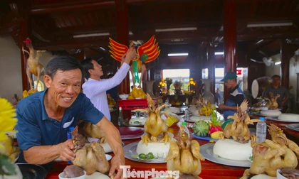 Cả làng thức dậy từ 3h sáng, làm gà 'bay' dâng tổ tiên ngày Rằm tháng Giêng