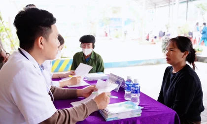 Khám, cấp phát thuốc cho hàng trăm người dân có hoàn cảnh khó khăn ở Nghệ An