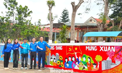 Đoàn viên thanh niên vẽ sắc xuân chào mừng thành công Đại hội XIV của Đảng