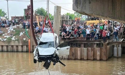 Vụ ô tô bay khỏi cầu sau tai nạn liên hoàn: Xác định 2 người tử vong, nghi còn người mất tích