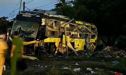Hiện trường vụ lật xe khách ở Hà Tĩnh khiến 9 người tử vong, 15 người bị thương