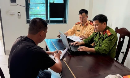 Xử phạt tài xế bán tải đỗ chắn đường, ngồi hiên nhà nói ‘lùi xe mà đi’ 