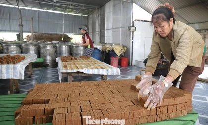 Thoăn thoắt đảo mật, đổ khuôn, chắt chiu từng mẻ đường phên 