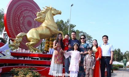 Linh vật ngựa vàng cao 4m ở Nghệ An vừa ra mắt đã có người 'check-in'