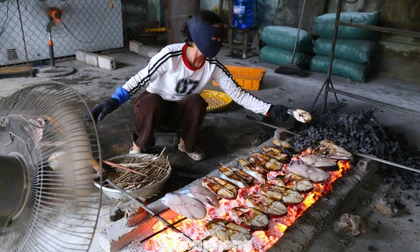Khom lưng nướng cá cả ngày lẫn đêm cận Tết