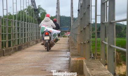 Người dân nín thở qua cầu treo bị bão làm xô lệch