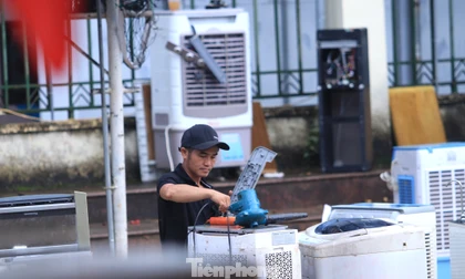 Bạn trẻ đến vùng lũ sửa đồ điện miễn phí giúp người dân