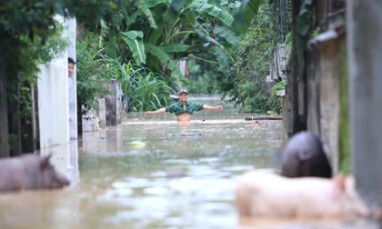 'Gần 60 tuổi, lần đầu tôi thấy lũ lớn như vậy'