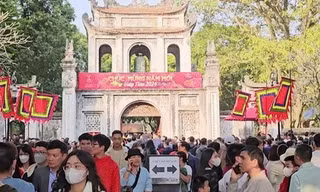 Nhiều điểm du lịch Hà Nội quá tải, du khách xếp hàng mua vé dài cả trăm mét