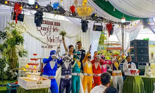 Đám cưới ở Ninh Bình có 7 'siêu nhân' đến tặng quà, cả làng bật cười thích thú