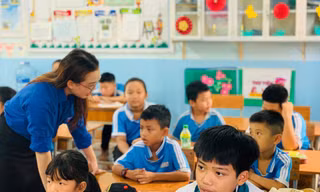 ‘Thầy, cô áo xanh’ tạo hứng khởi học tiếng Anh cho trẻ vùng sâu